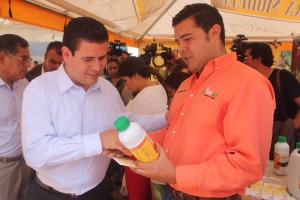 Miguel Alonso, Gobernador de Zacatecas, conociendo el producto Bionat