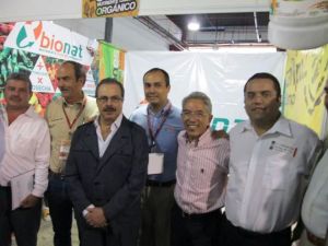 El Lic. Enrique Martínez y Martínez, Secretario de SAGARPA, y el Dr. Salvador Jara Guerrero, Gobernador de Michoacán, visitan el stand de Bionat